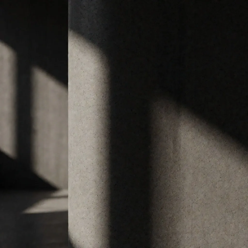 Detalle de textura de concreto brutalista con sombras pronunciadas
